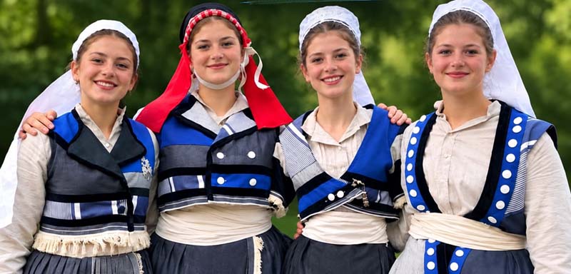Voici la photo originale - Kenleur - vêtement traditionnel de quel pays : Grèce, Croatie, Montenegro ... ? Comment dites-vous : Bretagne !!